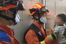 广州花都：一出租屋内幼童误将自己反锁厕所 消防员快速破门图片