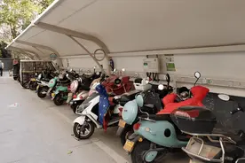 才知道，电动车"充满不拔"和"没充满就拔"，到底哪个更伤电池呢？图片