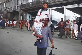 一组晚清老照片，龟公扛着妓女去开工，七品官出行声势浩大很神气图片