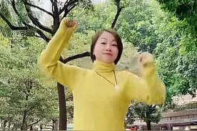港星刘玉翠退休生活好滋润，定居广州在街头热舞，被指撞脸董卿？图片