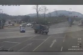 【闯红灯 没闯过……】图片