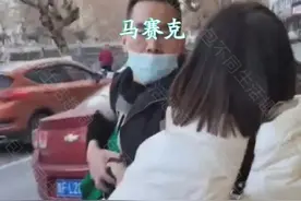 女子街头撞见老公和情人，现场开撕，情人全程抱着不松手图片