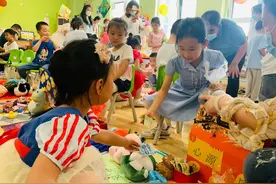 这家幼儿园跳蚤市场义卖活动筹集“爱”图片