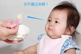 1岁宝宝只爱喝奶拒绝吃辅食，姥姥找出原因，宝妈：我太难了图片