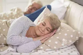 大家都被“8小时睡眠论”骗了？过了60岁，最佳睡眠时长是多久？图片