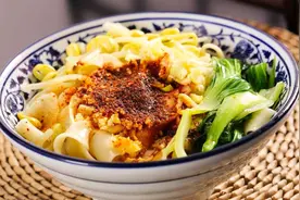 陕西油泼面的家常做法，3块钱在家做就能搞定，香辣解馋！图片