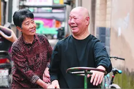 40多年不离不弃，她用心用爱守护瘫痪丈夫图片