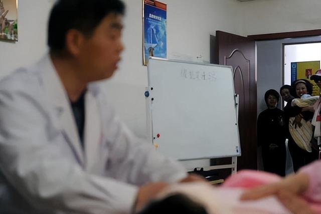 90后小伙子当催乳师，一天服务十几位女性，每月稳赚30000元