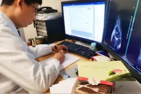 “抗疫医护夫妻档”最甜情话：一起救死扶伤，一起慢慢变老图片