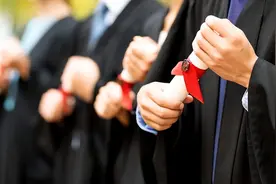 北青报：“专科生能穿学位服吗”为何再上热搜图片