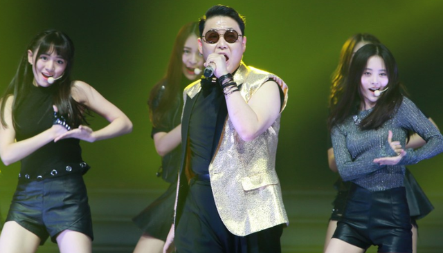 但没想到没过多久以后,鸟叔跌落神坛,反而曾经给她伴舞的鞠婧祎,在