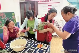 编彩绳 缠艾草 画葫芦 端午民俗活动拉近和谐邻里情图片