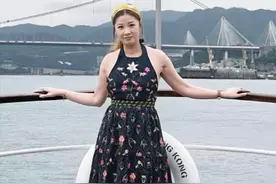 香港知名女星翁嘉穗晒全家福，大20岁老公秃顶，横刀夺爱嫁入豪门图片