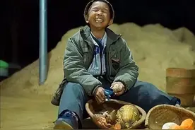 广西帅哥搭档小矮人，在农村拍视频，年赚500万，粉丝3000多万图片