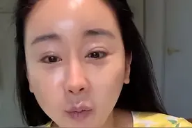 咸素媛老了很多，过生日抱着陈华猛亲，陈华一手将咸素媛推开图片