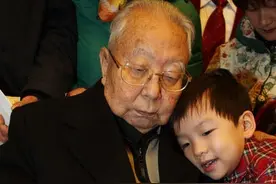 华国锋为毛东东所题8字，硬笔字迹果敢干练，光明正大，笔笔磊落图片