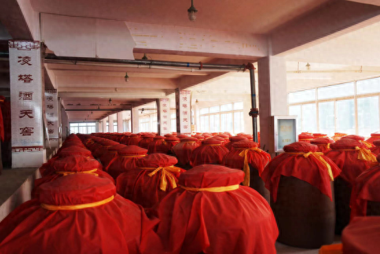 刘金享首长莅临朝阳市百年酒企——凌塔酒业