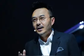 49岁汪涵近照曝光，胡子拉碴模样沧桑，嘴里一直嚼槟榔引热议图片