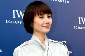 “袁泉”的高级感无敌了，穿缎面衬衫搭配阔腿裤亮相，美出新高度图片