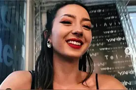 脱掉制服的女兵，她的真实身份令人震惊！图片