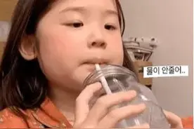 可爱搞笑的表情包：每日喝水打卡图片