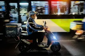 晚间外卖配送员：三餐四季奔忙，匆匆骑士身影图片