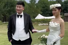 大衣哥儿子小伟与女友拍婚纱，满脸藏不住的幸福感，疑似大婚将近图片