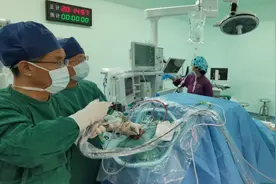 吃杀虫药四年！脑子里长生猛寄生虫，危急时刻内镜见神威图片