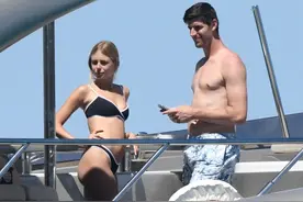 皇马冠军门将库尔图瓦带娇妻度假，懒理欧洲杯被国家队除名图片