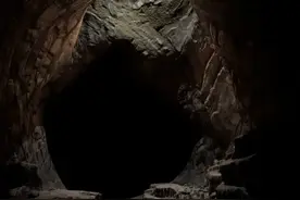 药农上山采药，休息时感觉后背发凉，回头发现诡异“杀人坞”图片