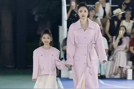 星二代同台走秀：董璇女儿甜美，梁静女儿霸气，差别一目了然！图片