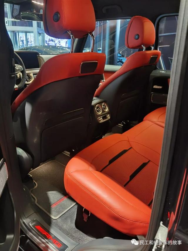 55周年的AMG G55售价要300多万，热辣的红内有点闷骚。