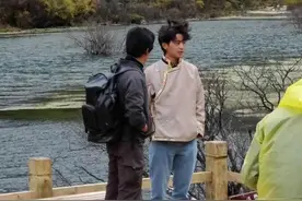 丁真拍摄宣传片被偶遇，皮肤黝黑头发凌乱，路人视角酷似流浪汉图片