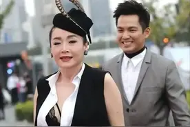 万梓良前妻打扮真潮！“内衣外露”很大胆，白色丝袜穿出漫画感图片