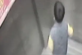 男童被困电梯20分钟冷静自救图片