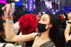 北京音乐节偶遇倪妮，盆骨前倾仪态遭吐槽，身材消瘦小肚腩抢镜图片