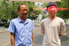 河南男孩高考703分，古铜色的父亲一脸憨笑，在旁边紧张地抠手指图片