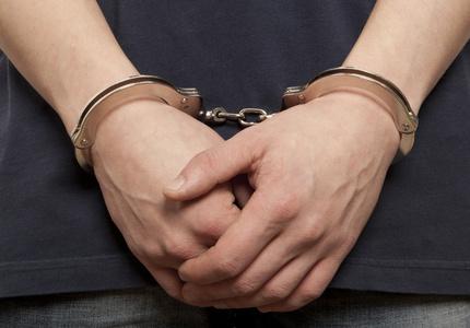 25岁女子激烈抵抗强奸，致男子下体折断失血而死！判三年赔偿8万