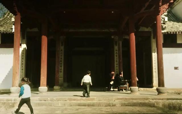 当网红旅行退潮，年轻人开始寻找进入一座城的“隐秘入口”