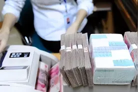 在银行取完钱不能立马离开，一定要做完这3件事，否则可能有损失图片