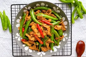 夏天应季菜辣椒炒肉，这样做低脂低热量，鲜辣咸香，上桌就抢光图片