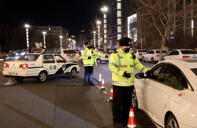 路上那么多车，交警是如何发现无证驾驶的？交警：3种方法能判断