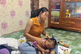 老挝女孩嫁给大20岁河南大叔，生下混血宝宝，丈夫为养家拼命工作图片