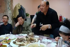 都说酒品如人品，耍酒疯是因为人品不行吗？酒风是受啥影响的？图片