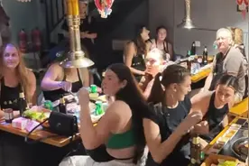 外国运动员在成都玩嗨了！吃火锅学划拳跳广场舞看熊猫，网友：你们是来比赛还是来旅游的？图片