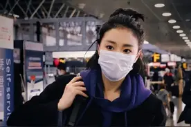 《狂飙》“大嫂”现身机场，扎丸子头形象大变，获粉丝接机人气高图片