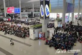 新疆已开通16对进出疆旅客列车 乌鲁木齐站进出方便顺畅图片