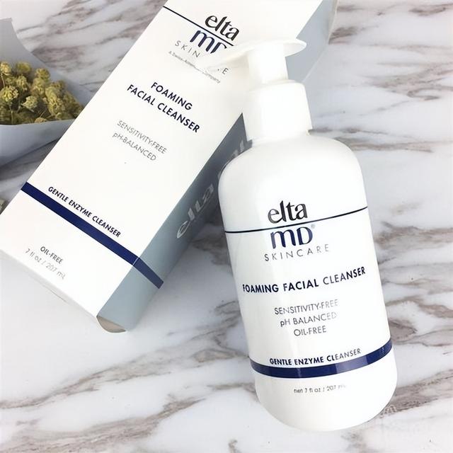 洗面奶推荐：深层清洁能力较强，可以卸妆、去除毛孔内的垃圾油垢