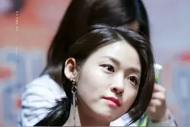 被网友称为“韩国最强肉体”身材演技在线的金雪炫还热衷慈善事业图片