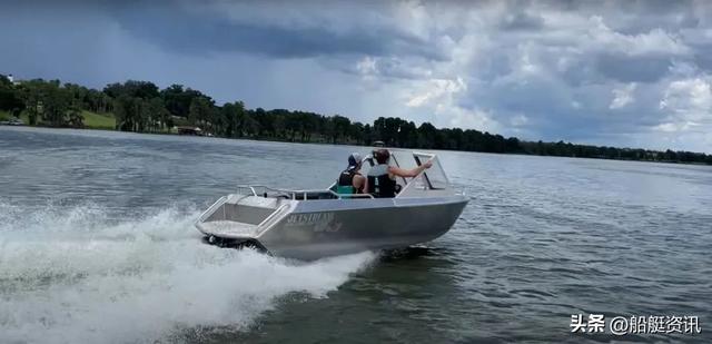 世界上最小的喷射艇，只有6英尺长